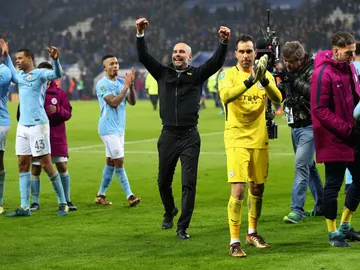 Guardiola celebra con sus jugadores y la afición el pase del City Guardiola celebra con sus jugadores y la afición el pase del City