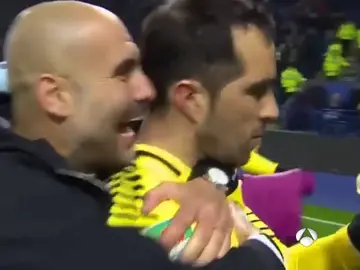 La indiferencia de Claudio Bravo ante el efusivo abrazo de Pep Guardiola La indiferencia de Claudio Bravo ante el efusivo abrazo de Pep Guardiola