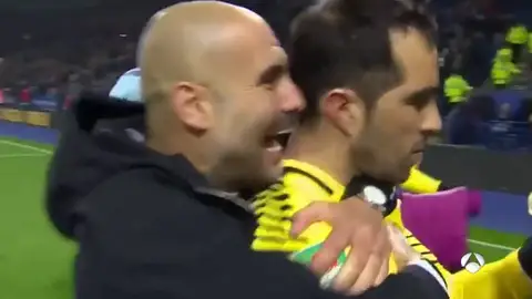 La indiferencia de Claudio Bravo ante el efusivo abrazo de Pep Guardiola La indiferencia de Claudio Bravo ante el efusivo abrazo de Pep Guardiola