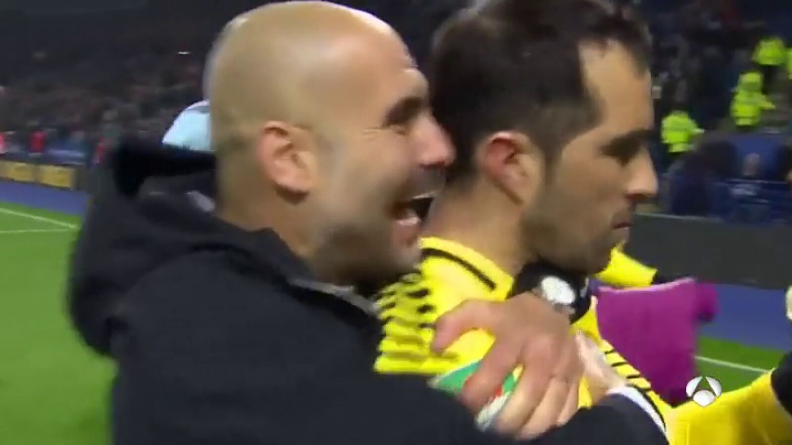 La frialdad de Claudio Bravo ante el efusivo abrazo de Pep: 