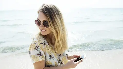 Una chica feliz con su móvil Una chica feliz con su móvil