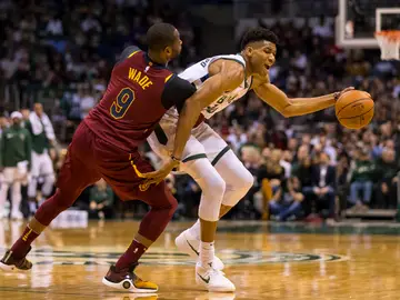 Wade trata de frenar a Antetokounmpo Wade trata de frenar a Antetokounmpo