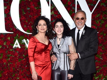Emily Estefan junto a sus padres Emily Estefan junto a sus padres
