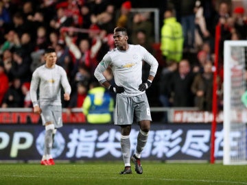 Pogba y los jugadores del United, tras recibir un gol en contra