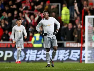 Pogba y los jugadores del United, tras recibir un gol en contra Pogba y los jugadores del United, tras recibir un gol en contra