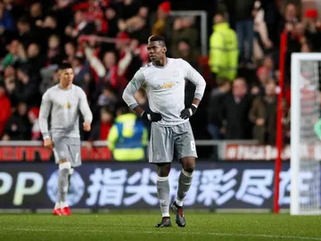 Pogba y los jugadores del United, tras recibir un gol en contra Pogba y los jugadores del United, tras recibir un gol en contra