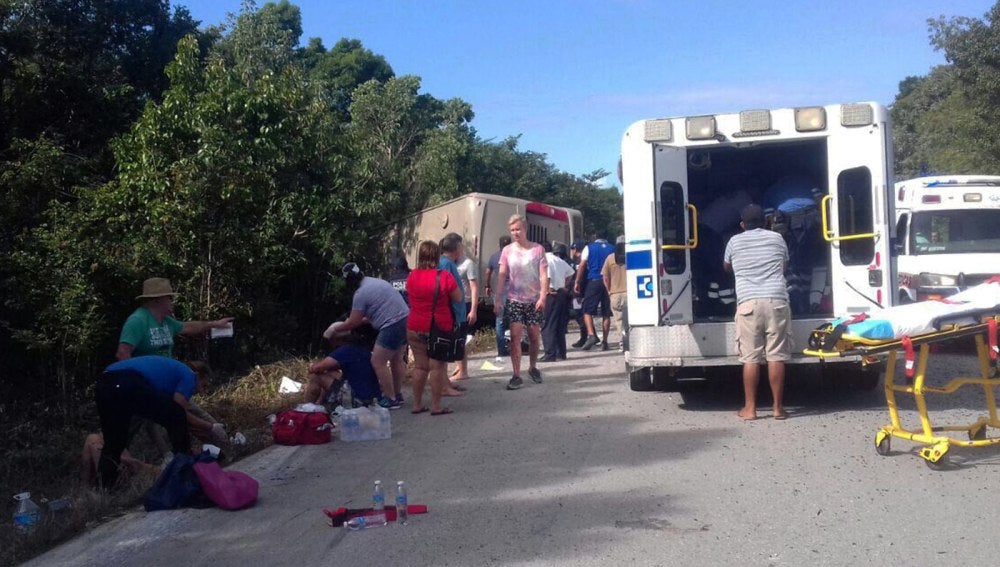 Al menos 12 personas mueren al volcar autobús turístico en sureste de México