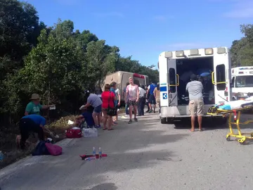 Al menos 12 personas mueren al volcar autobús turístico en sureste de México Al menos 12 personas mueren al volcar autobús turístico en sureste de México