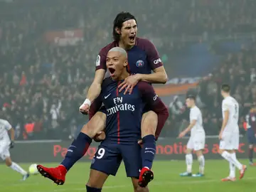 Cavani y Mbappé festejan uno de los goles del PSG Cavani y Mbappé festejan uno de los goles del PSG
