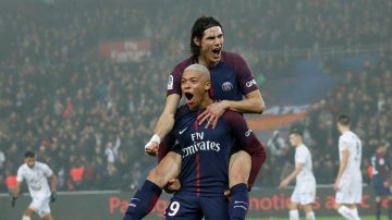Cavani y Mbappé festejan uno de los goles del PSG