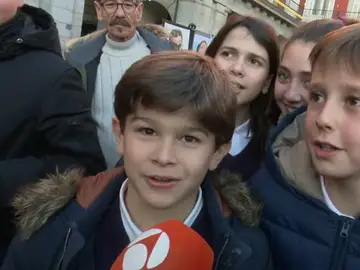 Niños cantando villancicos Niños cantando villancicos