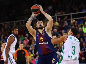 Moerman intenta lanzar a canasta ante la defensa de Unicaja Moerman intenta lanzar a canasta ante la defensa de Unicaja