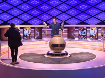 Arturo Valls casi deja plantados a sus concursantes por equivocación Arturo Valls casi deja plantados a sus concursantes por equivocación