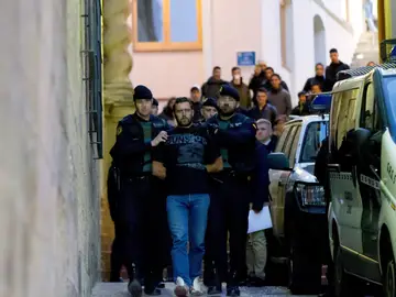 Agentes de la Guardia Civil trasladan al serbio Norbert Feher Agentes de la Guardia Civil trasladan al serbio Norbert Feher