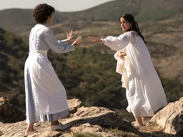 Raquel se enfrenta a Pilar en una terrible lucha de celos y locura Raquel se enfrenta a Pilar en una terrible lucha de celos y locura