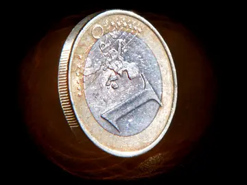 La justicia europea avala la multa por los datos del déficit valenciano Imagen de una moneda de un euro La justicia europea avala la multa por los datos del déficit valenciano Imagen de una moneda de un euro