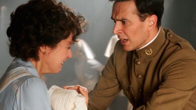 Luis encuentra a Pilar desolada entre los escombros