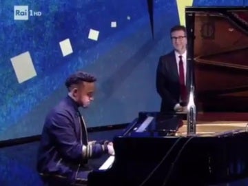 Lewis Hamilton, al piano en una televisión italiana