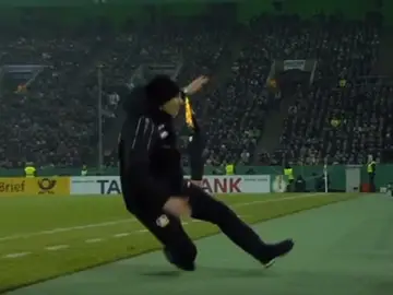 Piscinazo de Heiko Herrlich, entrenador del Bayer Leverkusen Piscinazo de Heiko Herrlich, entrenador del Bayer Leverkusen
