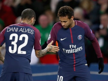 Neymar y Alves celebrando un gol 