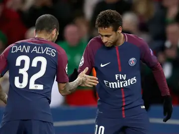 Neymar y Alves celebrando un gol Neymar y Alves celebrando un gol