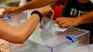 Imagen de una persona votando