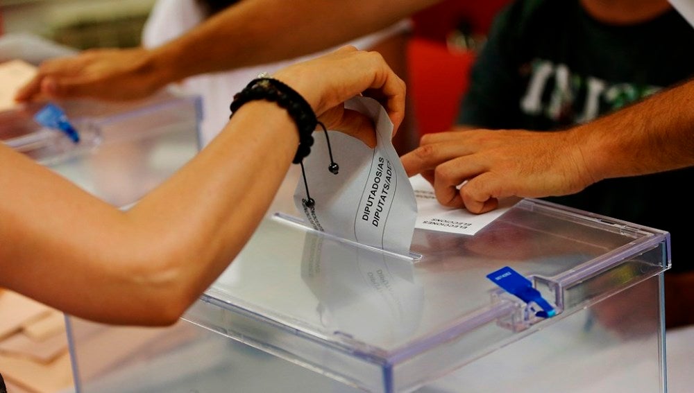 Imagen de una persona votando