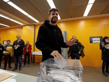 Gerard Piqué deposita su voto en las elecciones de Cataluña