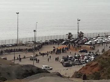 Cola en el paso fronterizo de Ceuta Cola en el paso fronterizo de Ceuta