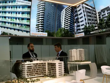 Unos visitantes se informan en uno de los expositores del salón inmobiliario Barcelona Meeting Point Unos visitantes se informan en uno de los expositores del salón inmobiliario Barcelona Meeting Point