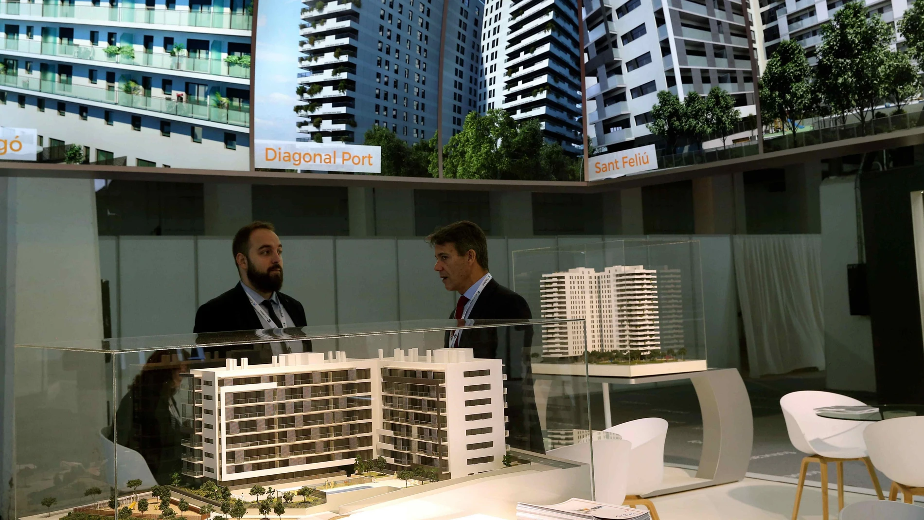 Unos visitantes se informan en uno de los expositores del salón inmobiliario Barcelona Meeting Point Unos visitantes se informan en uno de los expositores del salón inmobiliario Barcelona Meeting Point