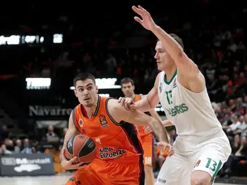 Abalde intenta superar la defensa de Jankunas en el partido de Valencia Basket Abalde intenta superar la defensa de Jankunas en el partido de Valencia Basket