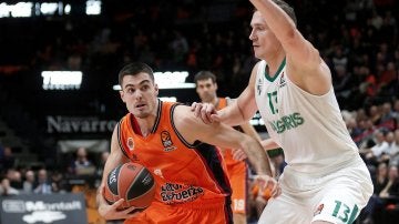 Abalde intenta superar la defensa de Jankunas en el partido de Valencia Basket