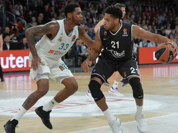 Trey Thompkins defiende a Rubit en el partido del Madrid Trey Thompkins defiende a Rubit en el partido del Madrid