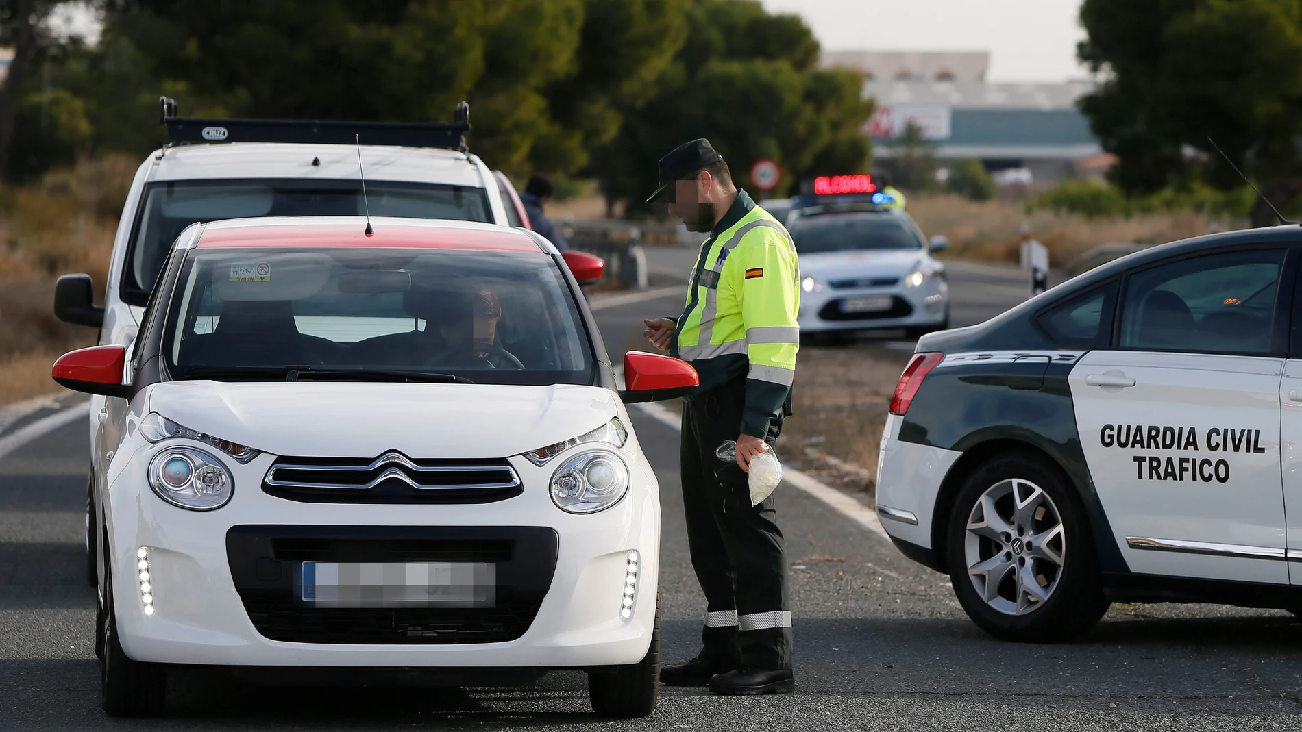 Un agente de la Guardia Civil da el alto a un vehículo en un control de tráfico Un agente de la Guardia Civil da el alto a un vehículo en un control de tráfico