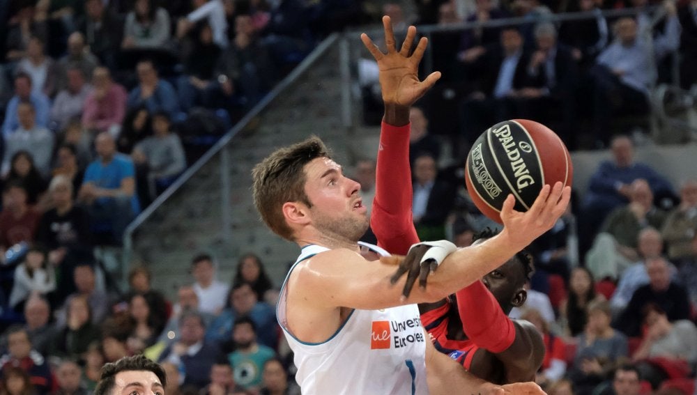 Causeur entra a canasta ante el Baskonia