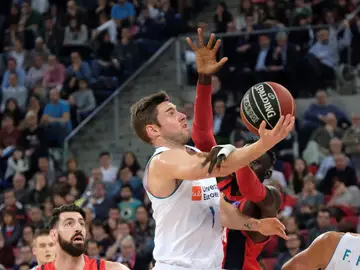 Causeur entra a canasta ante el Baskonia Causeur entra a canasta ante el Baskonia