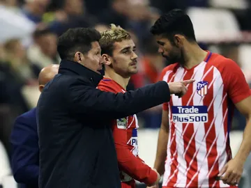 Simeone dialoga con Griezmann durante el partido contra el Lleida Simeone dialoga con Griezmann durante el partido contra el Lleida