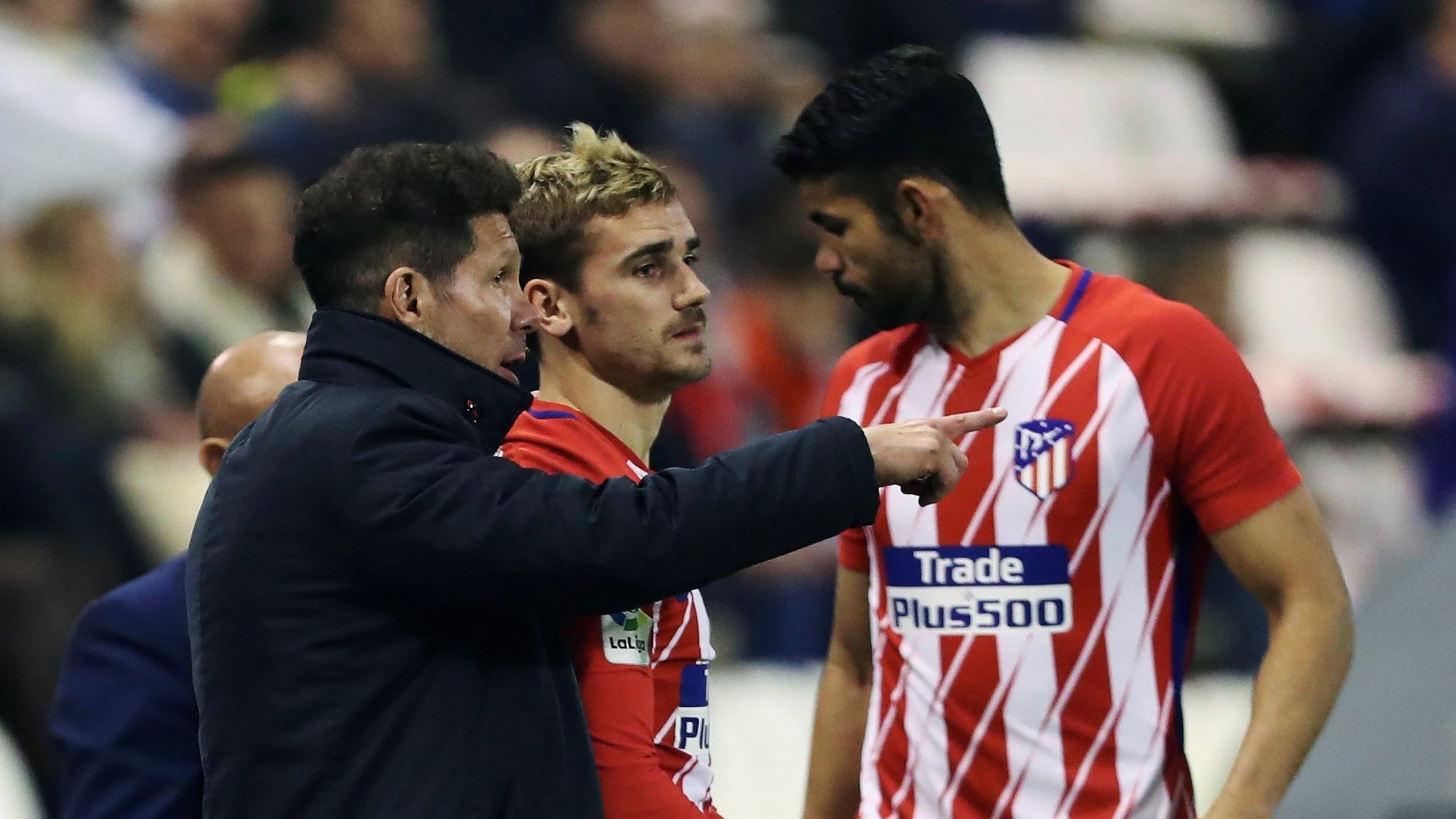 Simeone dialoga con Griezmann durante el partido contra el Lleida Simeone dialoga con Griezmann durante el partido contra el Lleida
