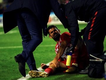 Diego Costa se duele en el césped tras su gol ante el Lleida
