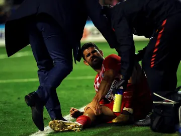 Diego Costa se duele en el césped tras su gol ante el Lleida Diego Costa se duele en el césped tras su gol ante el Lleida