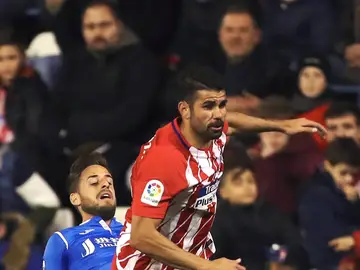Diego Costa intenta avanzar ante el Lleida Diego Costa intenta avanzar ante el Lleida
