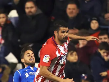 Diego Costa intenta avanzar ante el Lleida Diego Costa intenta avanzar ante el Lleida