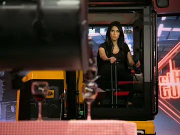 Pilar Rubio domina el arte del vino subida en excavadora Pilar Rubio domina el arte del vino subida en excavadora