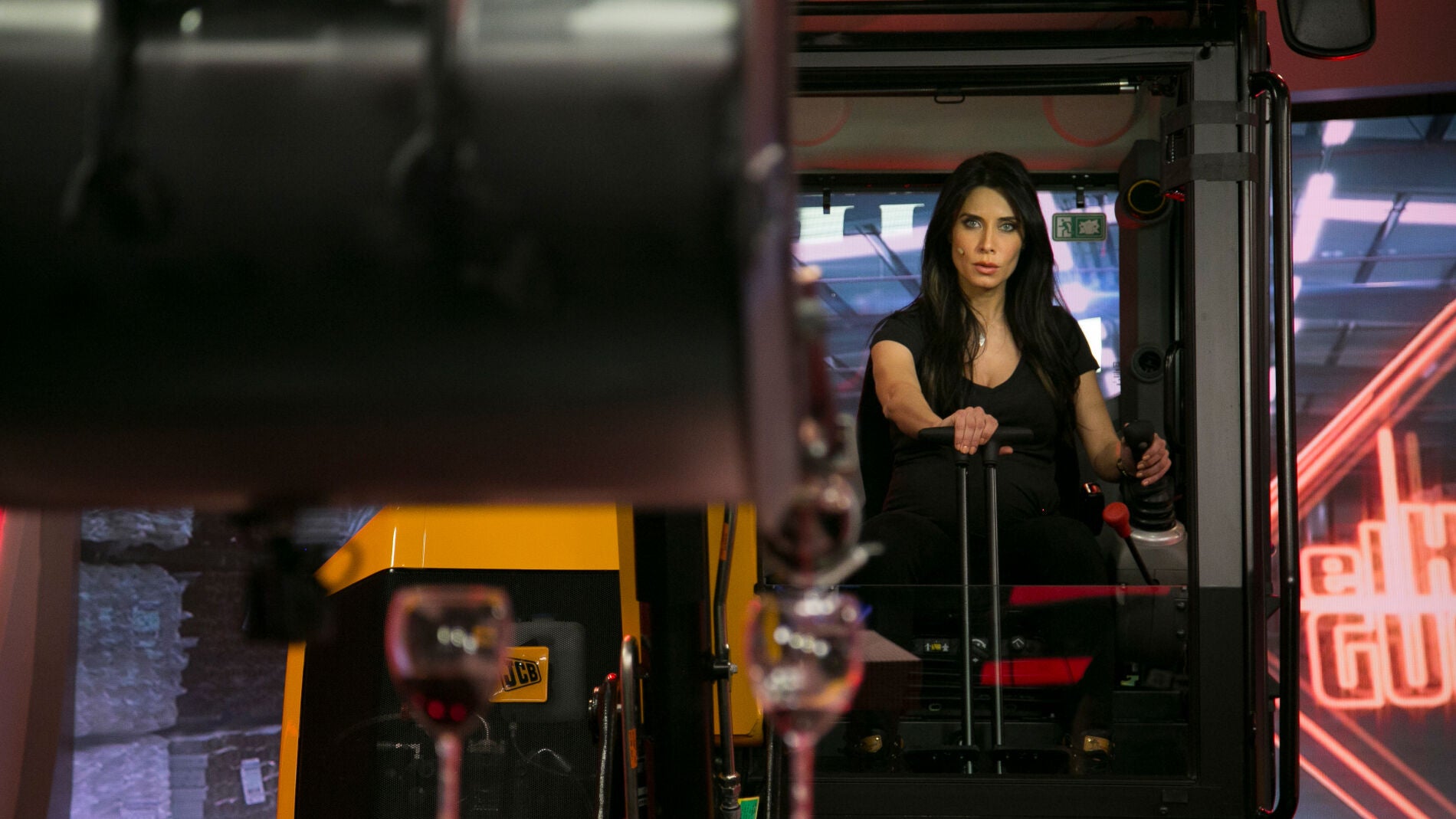 Pilar Rubio domina el arte del vino subida en excavadora 