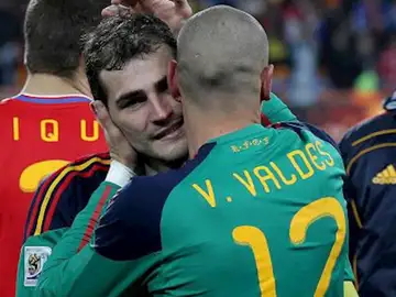 Iker Casillas y Víctor Valdés abrazándose durante un partido de la Roja Iker Casillas y Víctor Valdés abrazándose durante un partido de la Roja