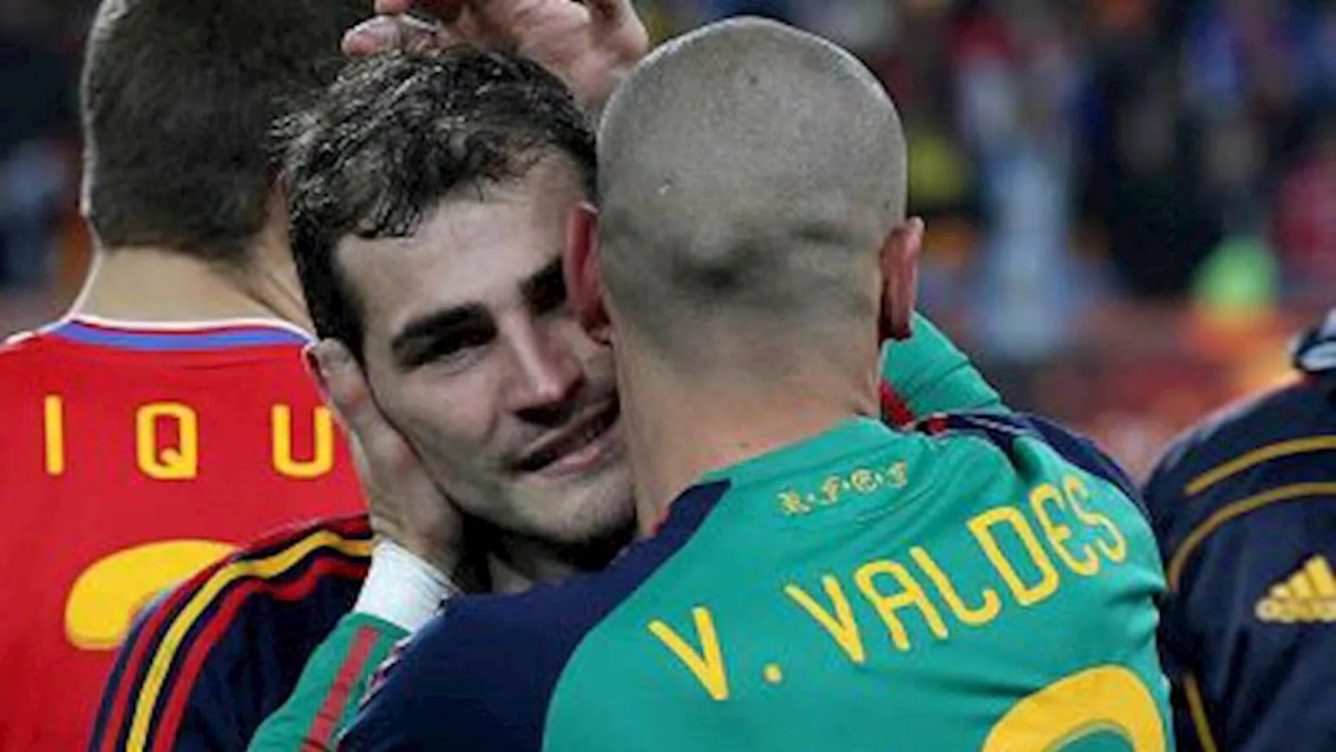 Iker Casillas y Víctor Valdés abrazándose durante un partido de la Roja Iker Casillas y Víctor Valdés abrazándose durante un partido de la Roja