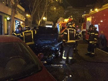 Accidente de un coche tras saltar un puente en Madrid