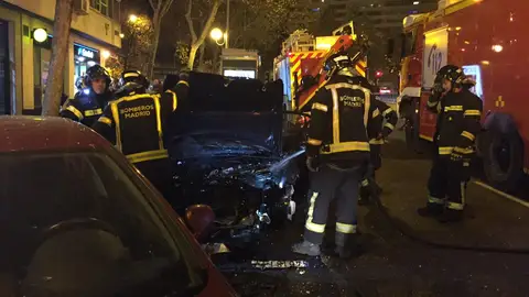 Accidente de un coche tras saltar un puente en Madrid Accidente de un coche tras saltar un puente en Madrid