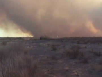 Medios aéreos y terrestres trabajan para extinguir un incendio declarado en Sagunto